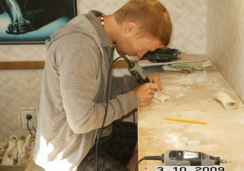 Knochenschnitzen im Hokianga Bone Carving Studio